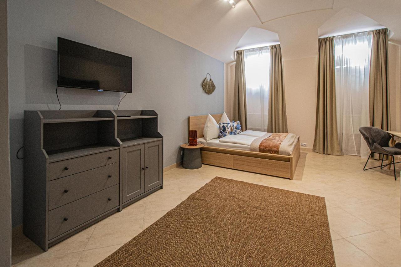 Modern And Spacious Apartments In City Center Прага Екстер'єр фото