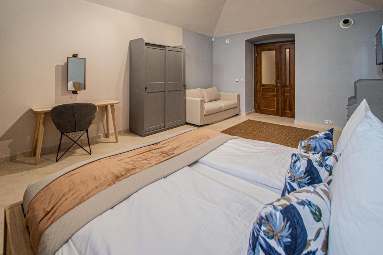 Modern And Spacious Apartments In City Center Прага Екстер'єр фото