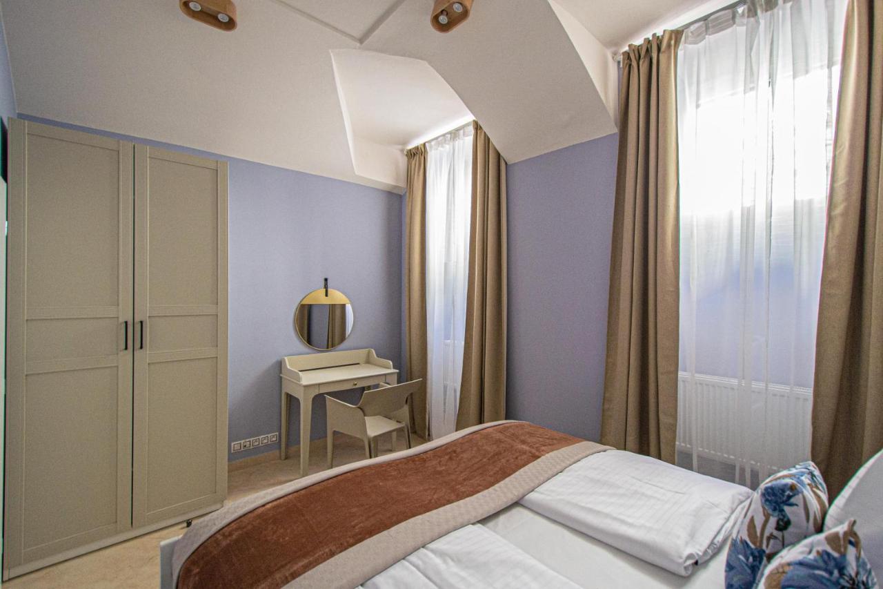 Modern And Spacious Apartments In City Center Прага Екстер'єр фото