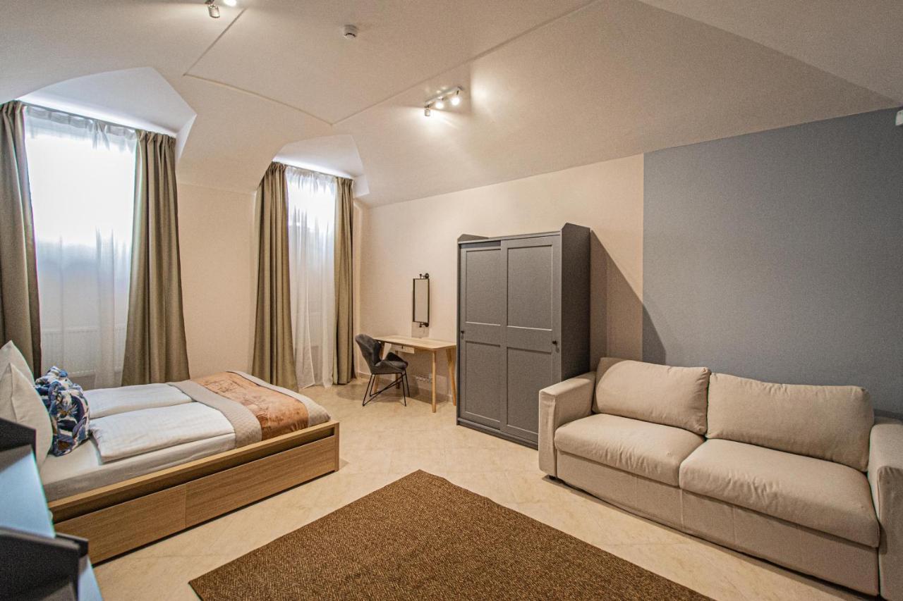Modern And Spacious Apartments In City Center Прага Екстер'єр фото
