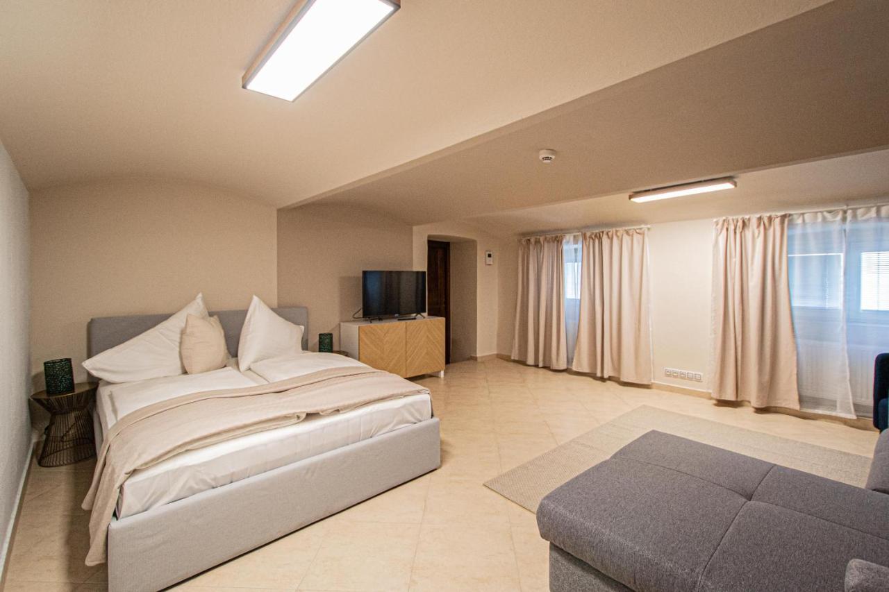 Modern And Spacious Apartments In City Center Прага Екстер'єр фото